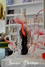 Чаши и шампанско декорирани с дантели в червено и екрю