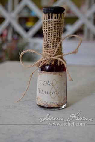Декорирана бутилка вино в натурални цветове за сватба
